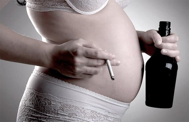 Алкоголь для женщины, желающей стать матерью, опасен